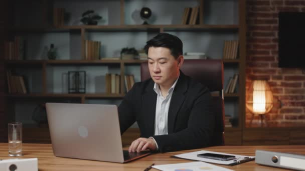 Επιτυχημένος Ασιατικός Διευθυντής Που Εργάζεται Στο Lap Top Και Καταφέρνει — Αρχείο Βίντεο