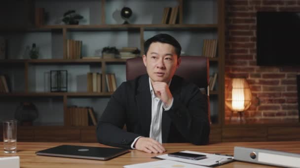 Ázsiai Ügyvezető Gondolkodás Innovatív Üzleti Ötletek Megtalálni Megoldás Miközben Dolgozik — Stock videók