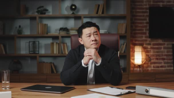Pensive Businessman Sedí Dřevěného Stolu Uzavřeným Notebookem Pohodlné Kanceláři Přemýšlení — Stock video