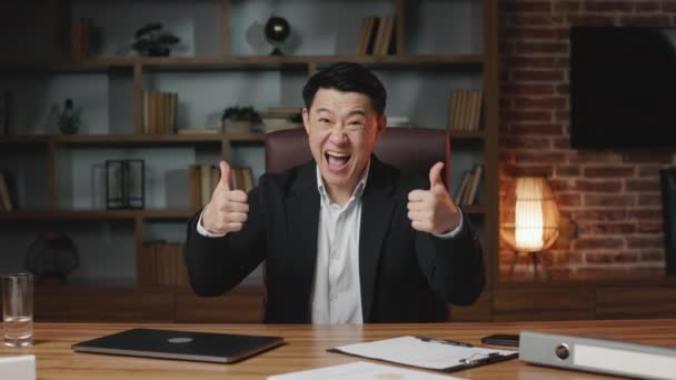 Izgalmas Ázsiai Vállalkozó Öltözött Fehér Ing Formális Fekete Öltöny Dicsekvés — Stock videók