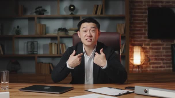 Asiatischer Geschäftsmann Hält Pressekonferenz Und Erzählt Von Persönlichen Karriereerfolgen Formell — Stockvideo