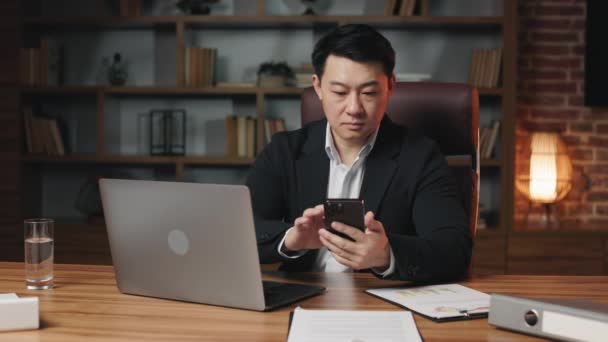 Nauwkeurige Aziatische Manager Invoeren Van Klanten Gegevens Ontvangen Mobiele Telefoon — Stockvideo