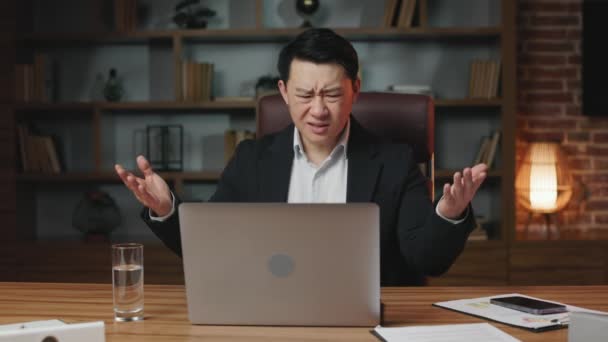 Středního Věku Asijské Mužského Pracovníka Při Pohledu Obrazovce Notebooku Šokován — Stock video