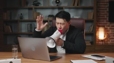 Ciddi bir şirket sahibi takım çalışmasından hiç memnun değil ve duygusal olarak akustik hoparlörde konuşuyor. Kızgın Asyalı CEO dizüstü bilgisayarı kapatıp masaya megafon koyuyor..
