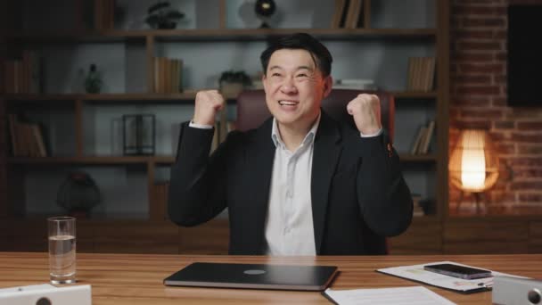 Formalmente Vestido Asiático Cavalheiro Acabamento Trabalho Fechamento Portátil Laptop Empresário — Vídeo de Stock