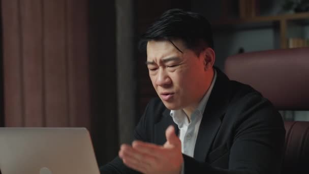 Close Preocupado Asiático Chefe Carregar Programas Computador Recebendo Erros Tela — Vídeo de Stock