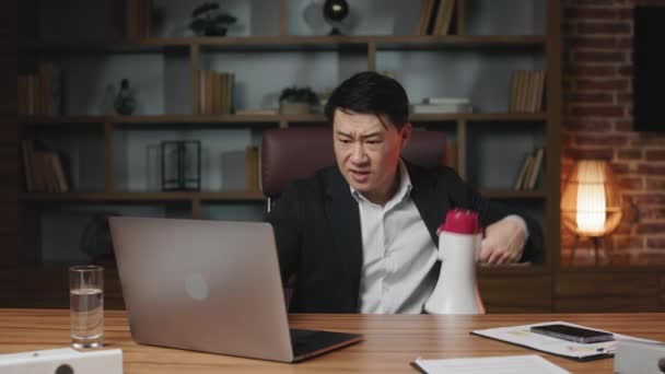 Molesto Empresario Asiático Conseguir Megáfono Acústico Debajo Mesa Gritando Los — Vídeos de Stock