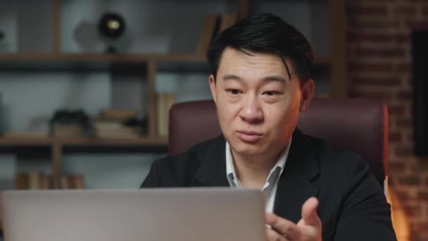 Närbild Asiatiska Företag Expert Som Håller Online Webinar Bärbar Dator — Stockvideo