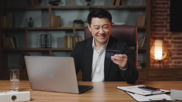 Cheerful Asian Employee Having Access Unlimited Credit Card Doing Online — Αρχείο Βίντεο