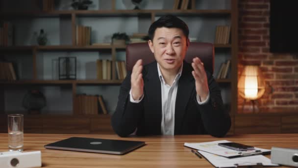 Asyalı Erkek Halkla Ilişkiler Müdürü Yeni Başvuranı Selamlıyor Modern Ofiste — Stok video