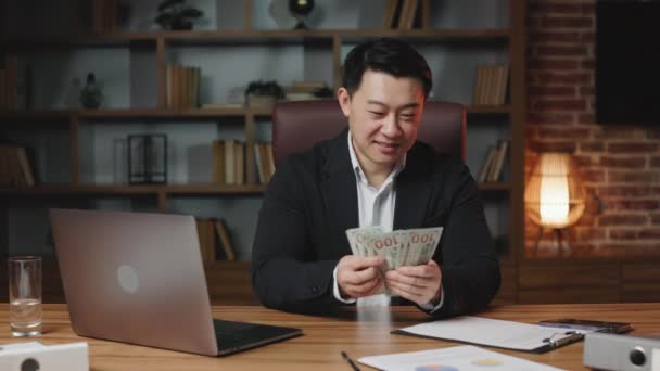 Asijský Finančník Oblečený Elegantním Obleku Sedí Kanceláři Před Přenosným Notebookem — Stock video