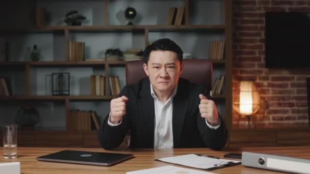 Középkorú Ázsiai Pénzügyi Igazgató Érzi Stressz Kétségbeesés Mert Elveszíti Pályázatot — Stock videók