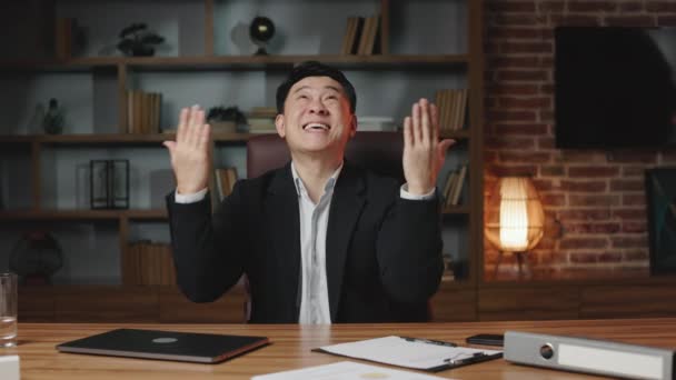Black Haired Asian Employee Celebrating Great Professional Success Modern Workplace — วีดีโอสต็อก