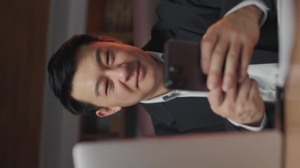 Focus Glimlachende Aziatische Zakenman Formele Pak Controleren Smartphone Tijdens Werkuren — Stockvideo