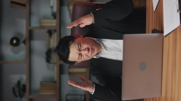 Hombre Asiático Mediana Edad Formal Desgaste Tapa Cierre Computadora Portátil — Vídeos de Stock