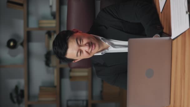 Vertikales Video Eines Asiatischen Geschäftsmannes Formellen Anzug Der Den Monitor — Stockvideo