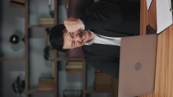 Radostný Asijský Manažer Obleku Pohybující Ruku Vítězném Znamení Při Skenování — Stock video