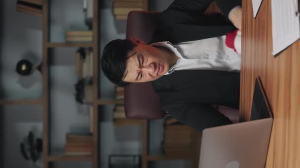 Vertikal Video Spänd Asiatisk Man Formella Kläder Horn Efter Att — Stockvideo