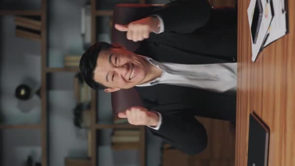 Pionowe Wideo Szczęśliwego Azjatyckiego Przedsiębiorcy Dającego Gest Kciuka Górę Prowadząc — Wideo stockowe