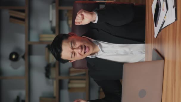 Bilgisayarın Arkasında Ofis Sandalyesinde Oturmuş Zafer Dansı Yapan Heyecanlı Orta — Stok video