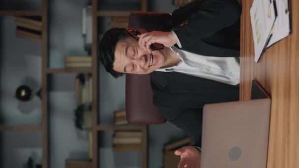 Lachende Aziatische Manager Formele Slijtage Praten Smartphone Terwijl Hij Achter — Stockvideo