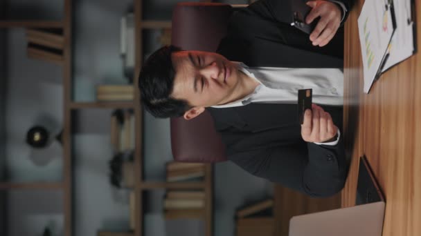 Radosny Azjatycki Biznesmen Trzymający Ręku Kartę Kredytową Telefon Komórkowy Podczas — Wideo stockowe