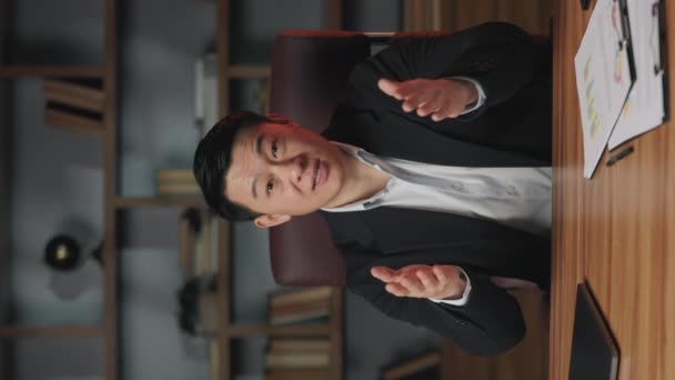 Vista Cerca Del Hombre Asiático Ropa Formal Sosteniendo Registros Escritos — Vídeos de Stock