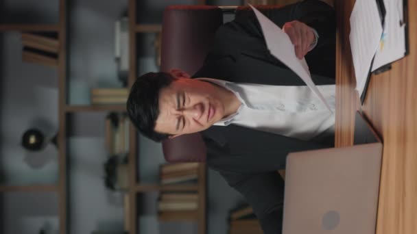 Arg Asiatisk Entreprneur Avslöjar Dåligt Temperament Online Möte Bärbar Dator — Stockvideo