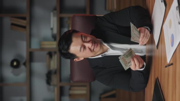 Videoclipul Vertical Bărbatului Asiatic Zâmbitor Costumul Afaceri Numărând Banii Hârtie — Videoclip de stoc