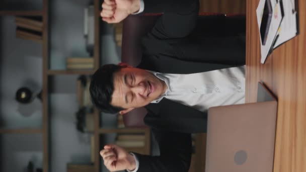 Beyaz Tişörtlü Siyah Ceketli Asyalı Bir Yetişkinin Ofis Sandalyesinde Yumrukları — Stok video