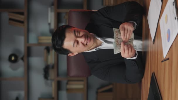 Heyecanlı Asyalı Takım Elbiseli Adam Evde Otururken Kazandığı Jestle Para — Stok video