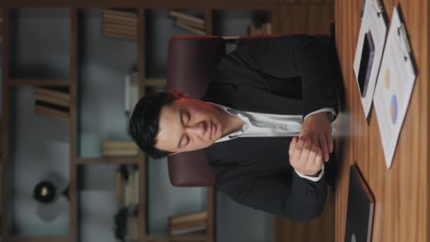Portrét Sebevědomého Elegantně Oblečeného Profesionála Sedícího Kancelářským Stolem Digitálními Zařízeními — Stock video