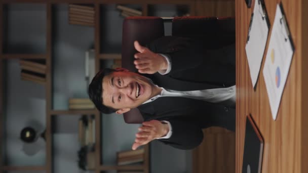 Vertikales Video Eines Fröhlichen Geschäftsmannes Der Amüsiert Hände Wedelt Während — Stockvideo