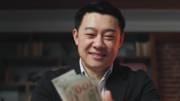 Närbild Svarthårig Asiatisk Man Känner Sig Glad Över Att Generösa — Stockvideo
