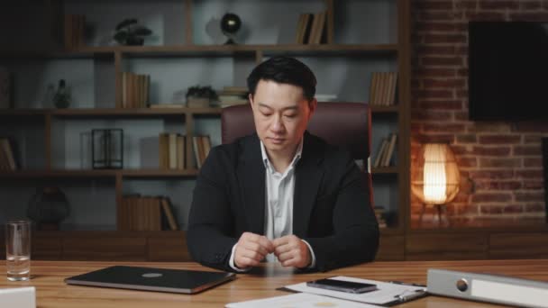 Ázsiai Üzletember Készül Fontos Interjúra Öltöny Beállítására Sikeres Vállalkozó Középkorú — Stock videók