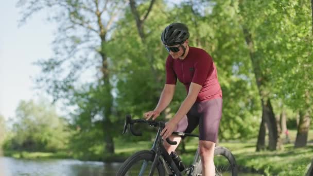 Park Gölü Nün Yakınındaki Antrenmana Ara Verirken Motosiklete Monte Edilmiş — Stok video
