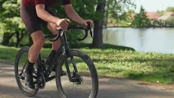 Zblízka Pohled Sportovní Cyklista Activewear Kolotoč Závodní Cyklus Podél Zpevněné — Stock video