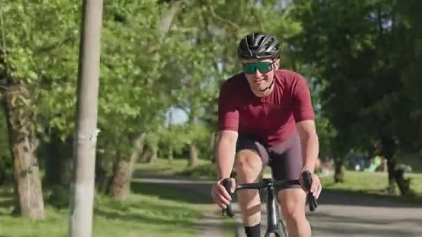 Vista Frontal Hombre Caucásico Sonriente Casco Gafas Sol Bicicleta Una — Vídeos de Stock