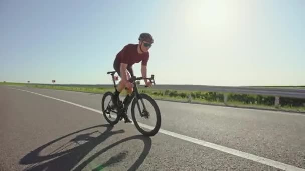 Verfolgungsschuss Des Kräftigen Radfahrers Schaukelt Leicht Von Seite Seite Während — Stockvideo
