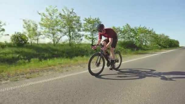 Chaquetas Ciclista Joven Bien Equipadas Que Controlan Bicicleta Mientras Mantienen — Vídeos de Stock
