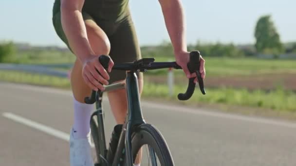 Обрезанный Вид Мужчины Спортивного Человека Проверяющего Данные Велосипедном Компьютере Время — стоковое видео