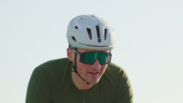 Detailní Pohled Atraktivního Muže Sportovním Oblečení Vyjíždějící Závodního Cyklistického Sedla — Stock video