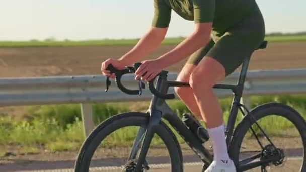 精力充沛的运动员 专业的高速踏板在较少拥挤的道路上 在夏天 长距离自行车运动员在室外训练中提高运动能力 — 图库视频影像