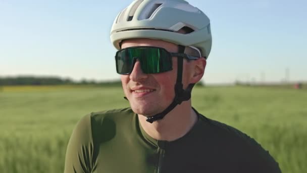 Portré Vonzó Férfi Védő Sisak Kerékpáros Szemüveg Mosolygó Kamera Mezők — Stock videók