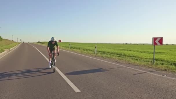职业运动员在夏天的傍晚以稳定的步调进行长距离自行车运动 全面的体育人士 以达到下一季的日常训练目标 — 图库视频影像