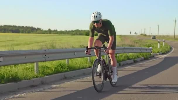 Joven Competidor Deportivo Aumentando Poder Bicicleta Carreras Mientras Pedalea Fuera — Vídeos de Stock