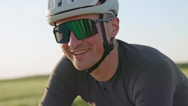Retrato Persona Feliz Sonriente Casco Blanco Gafas Ciclismo Mirando Alrededor — Vídeos de Stock