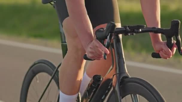 在户外运动中 骑单车的男性骑单车者骑着自行车从鞍座上滑出的景象 手握手柄的职业运动员每次击球后都要负重 — 图库视频影像