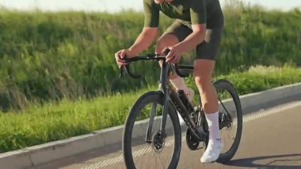 快乐的成年人与专业的公路自行车在农村进行户外自行车运动 年轻的高加索运动员在夏季的运动竞赛前促进心血管健康 — 图库视频影像