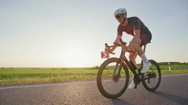 Persona Adulta Atlética Con Engranaje Deportivo Pedaleando Bicicleta Ligera Ritmo — Vídeos de Stock